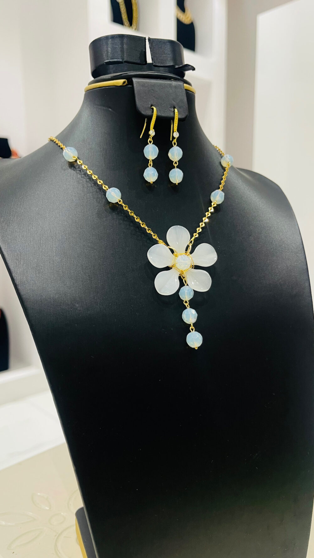 white gemstone "flower" chain necklace set - Image 2