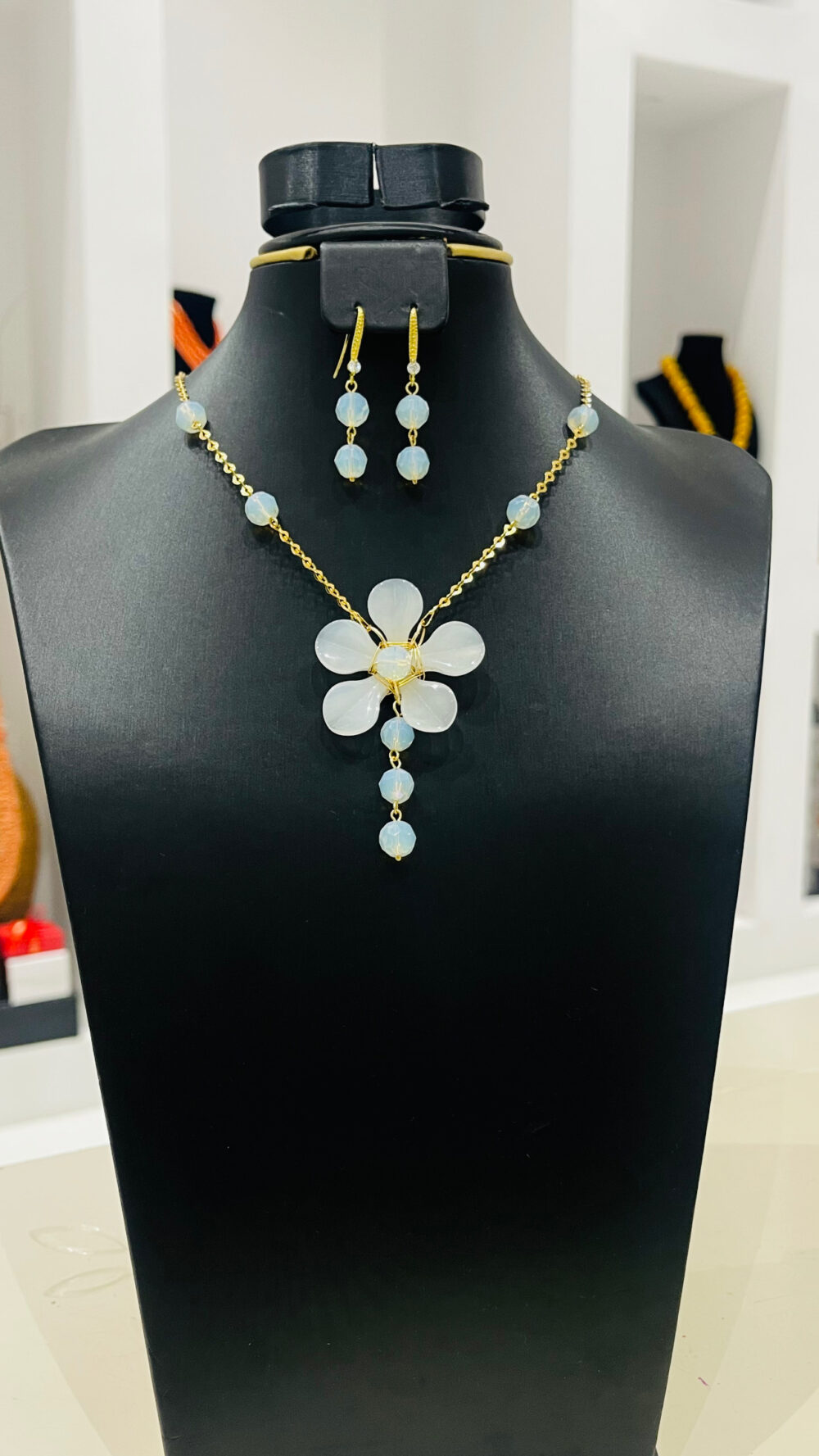 white gemstone "flower" chain necklace set