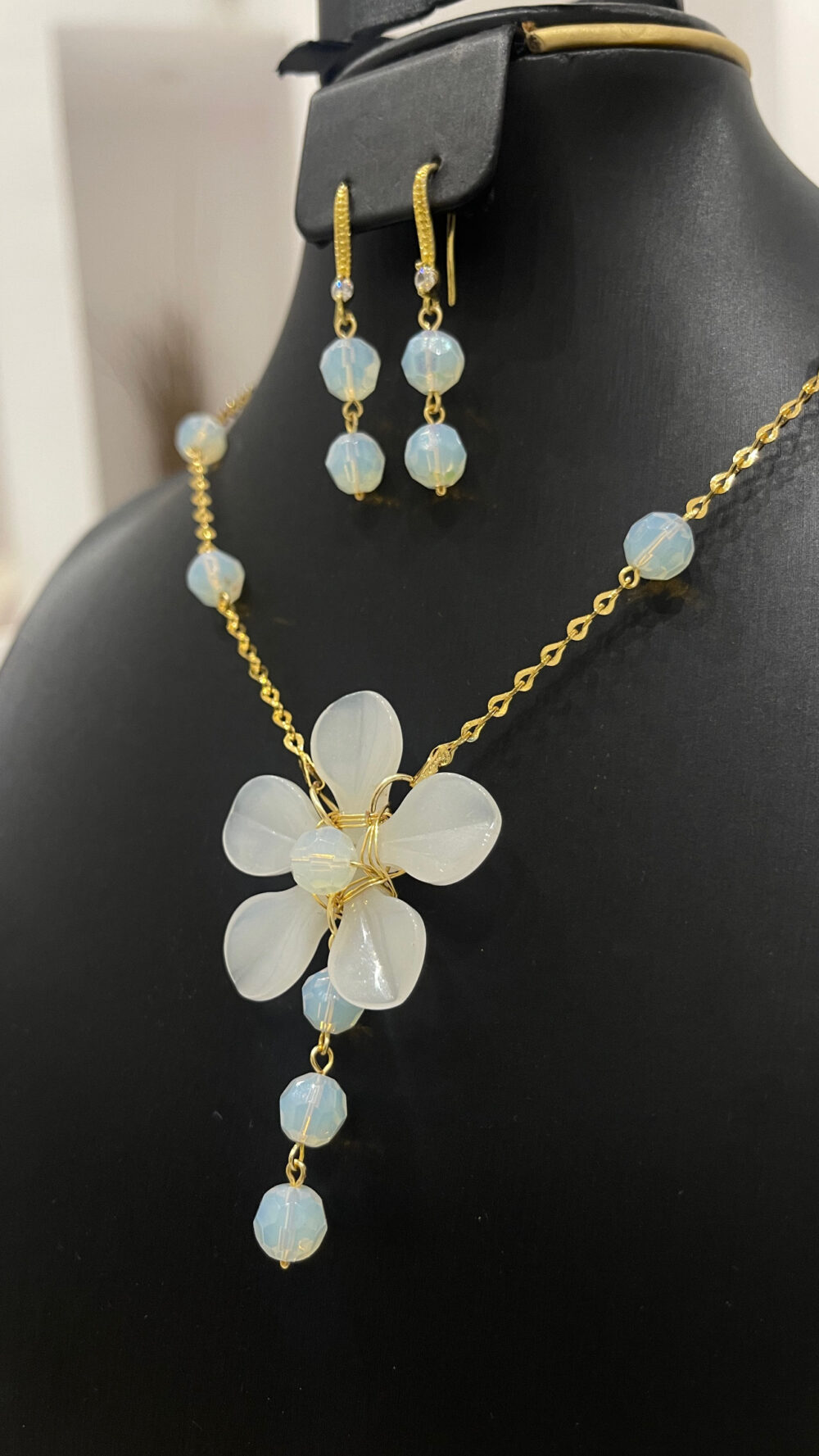 white gemstone "flower" chain necklace set - Image 3
